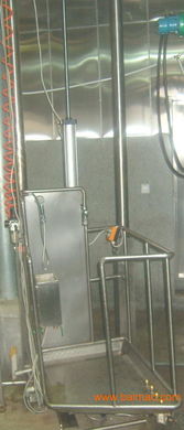 青島華堂食品機(jī)械設(shè)備有限 專業(yè)屠宰設(shè)備升降臺與附著式升降腳手架的應(yīng)用與優(yōu)勢